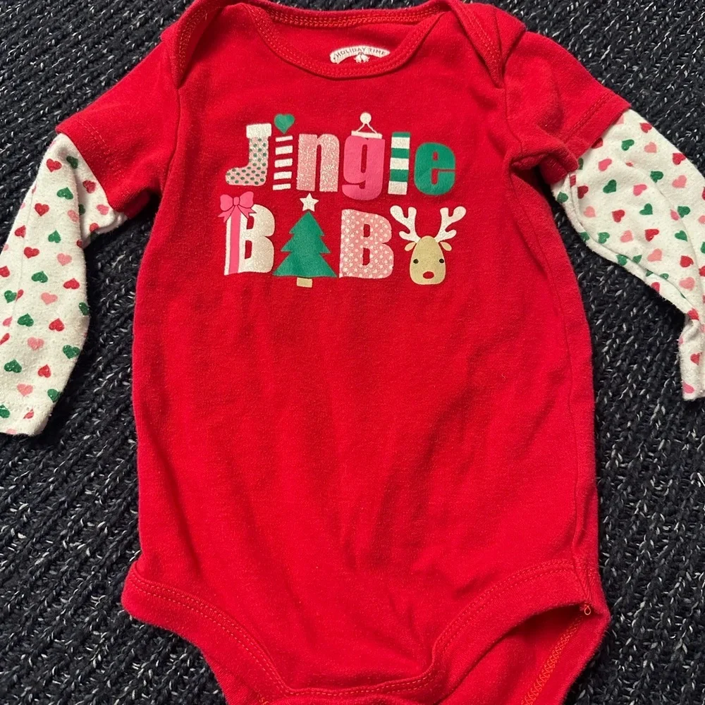 Adorable 4-piece holiday bundle in size 12 months ❤️💚